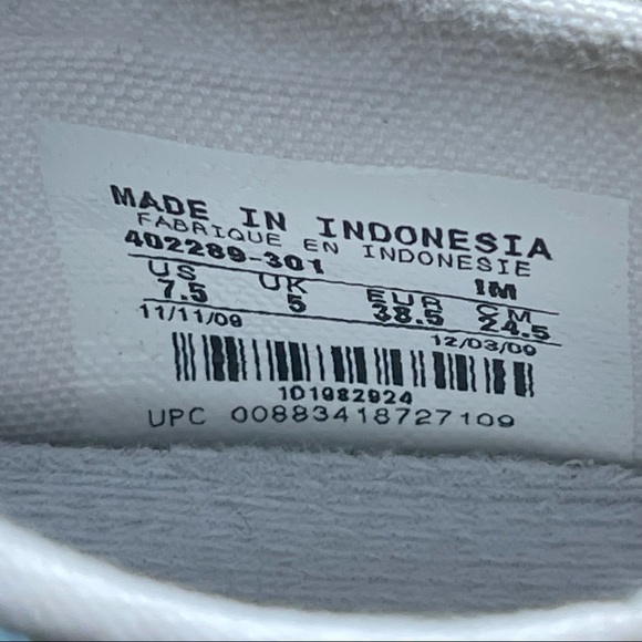 Nike Plaid Low Capri Sneakers - Picture 7 of 7